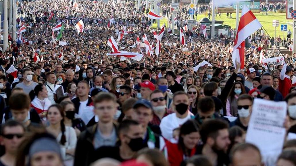 Эхо недели: «Беларусь сегодня: многотысячные гуляния, масштабные репрессии и партизаны спустя 75 лет»