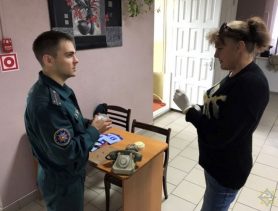 В День пожилых людей зрители Дома культуры в Ганцевичах смотрели концерт и устанавливали пожарные извещатели