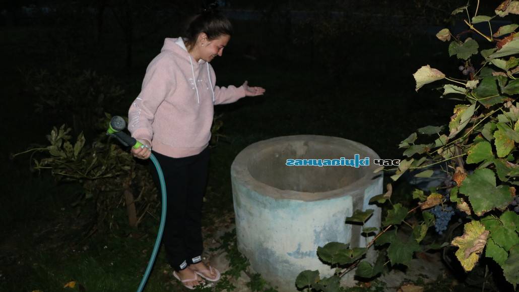 Юлія Маляўка шукае ваду ва ўласным калодзежы
