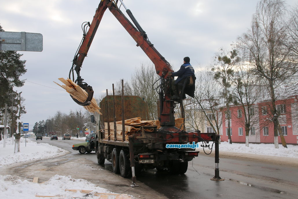 В Ганцевичах из кузова грузовика на дорогу вылетели доски