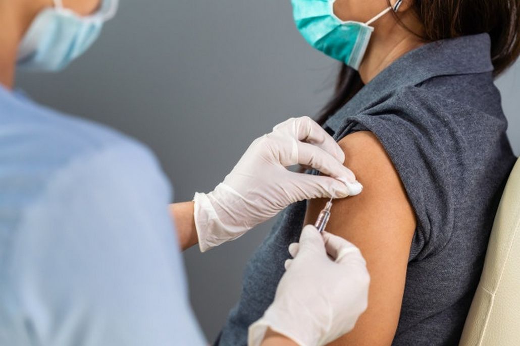 Вакцинация от COVID-19 в Ганцевичах: первыми привились медработники