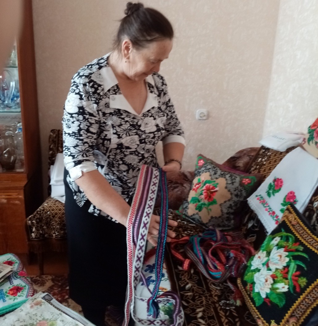 Самым ценным экземпляром для мастерицы Марии Романюк является пояс, сплетенный её мамой - голубой рисунок на белом фоне пояса