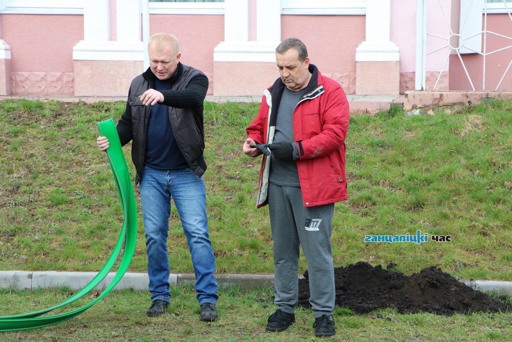 Владимир Белов и Валерий Русакевич на благоустройстве возле ЗАГСа