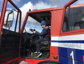 Дети в гостях у спасателей посмотрели технику и мультики