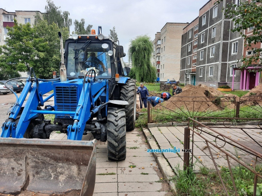 В Ганцевичах на улице Строителей планово меняют трубы