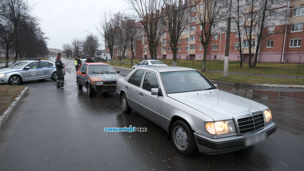 В Ганцевичах водитель Mazda "догнал" Mercedes