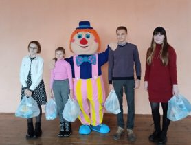 В Ганцевичском районе клоун раздавал подарки особенным детям