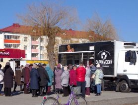 Очередь занимали с четырёх часов утра: почему слонимской автолавке не дали торговать в Ганцевичах