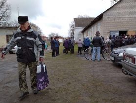 В Ганцевичах огромная очередь за гуманитарной помощью