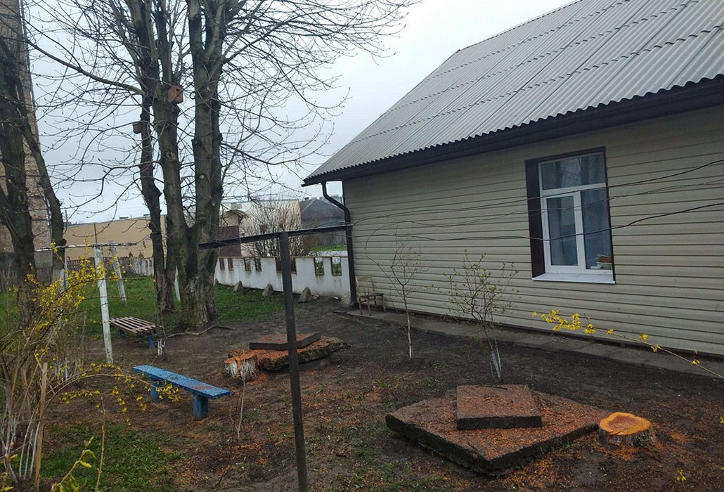 В Ганцевичах в чистый четверг во дворе убрали так, что вместо алычи остались пни