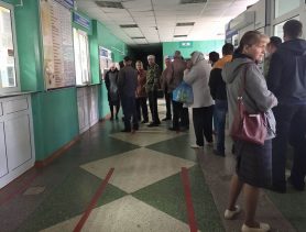 За талонами к стоматологу ганцевчане становятся в очередь до открытия поликлиники
