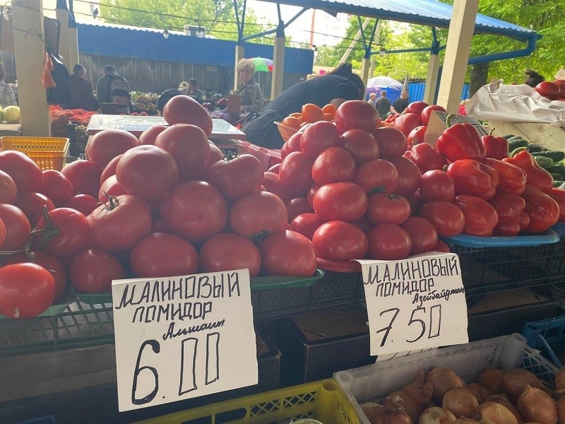 Ольшанские помидоры и патриотичнее и дешевле азербайджанских. Центральный рынок, Брест, 27 мая 2022