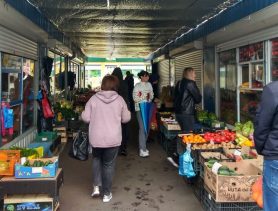 Клубника дешевеет, есть картошка из Украины: что почём на рынках в Ивацевичах, Ганцевичах, Бресте