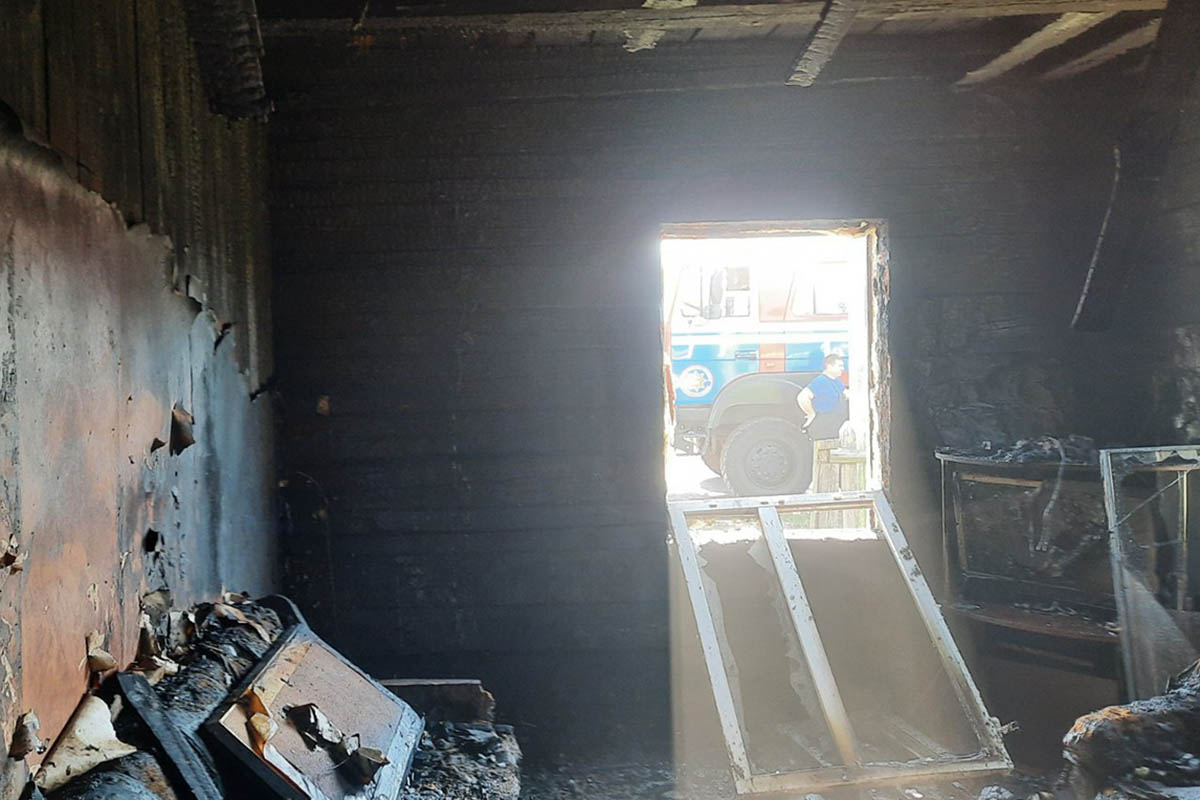 Пожар в деревенском доме случился, когда хозяев не было дома