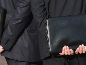 Чиновникам-пенсионерам в Беларуси разрешат работать после 65 лет