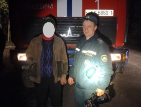 Мужчина собирал клюкву и не смог выйти из болота к своему автомобилю