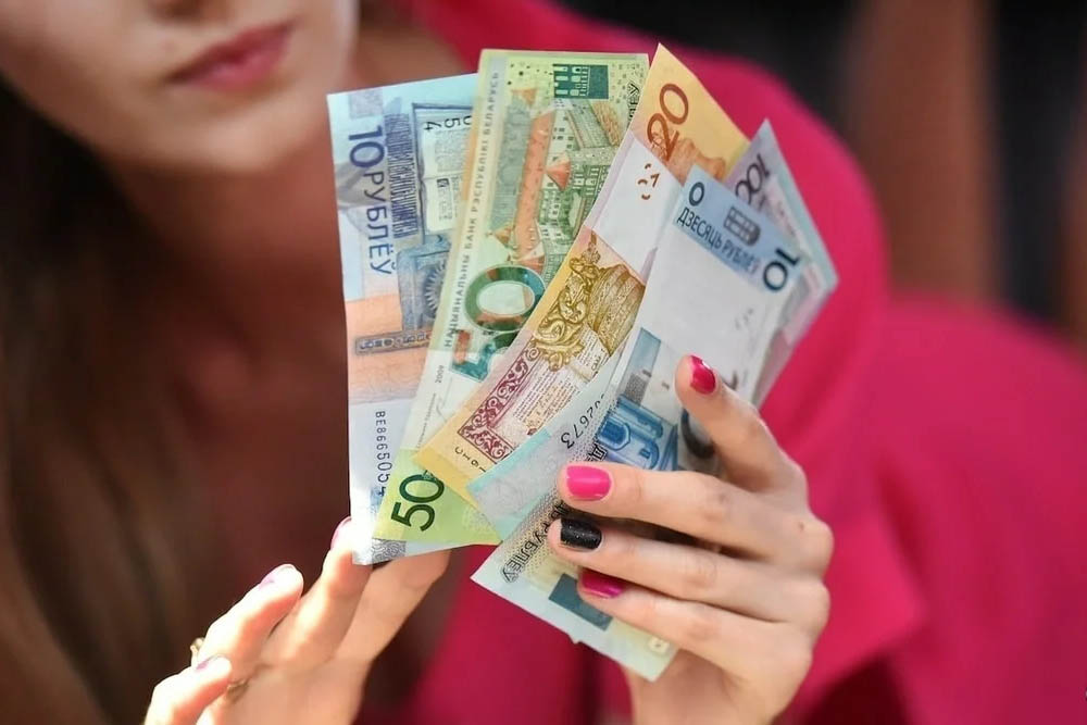 Чиновникам и бюджетникам в Беларуси поднимут зарплаты. Где возьмут деньги?