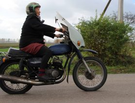 На мотоцикле в 82 года ездит бабушка в Берёзовском районе