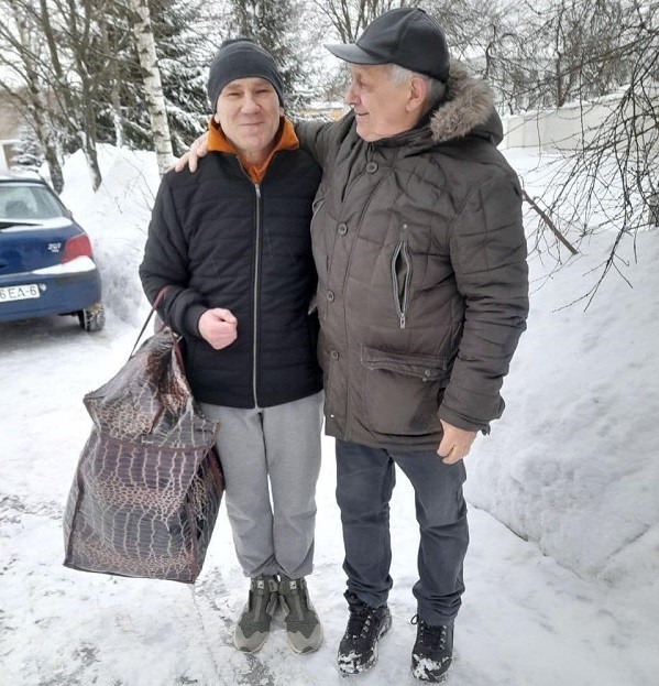 Александр Кабанов (слева) после освобождения