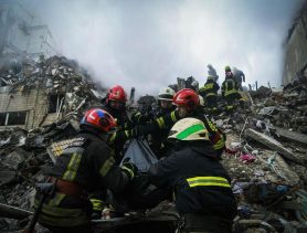 Продолжают разбор завалов в Днепре после ракетной атаки по многоэтажке