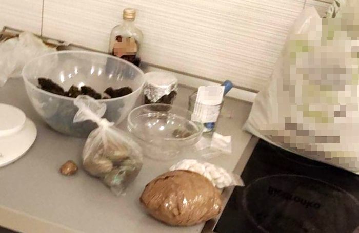 Сотрудники полиции обратили внимание на несколько десятков пакетиков, похожими на сухофрукты, таблетки в пакетиках, которые лежали на диване и столе