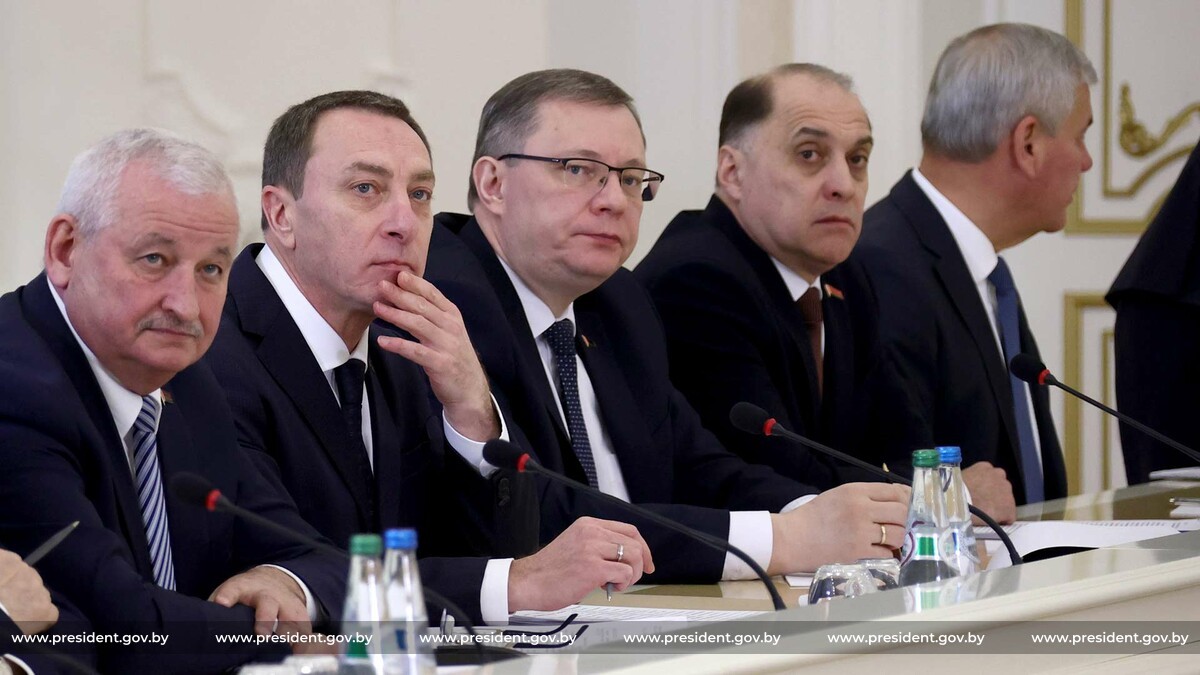 Лукашенко возмущен, что руководители торговых сетей набивают карманы с зарплатой в 60 раз больше, когда у продавцов 500 долларов