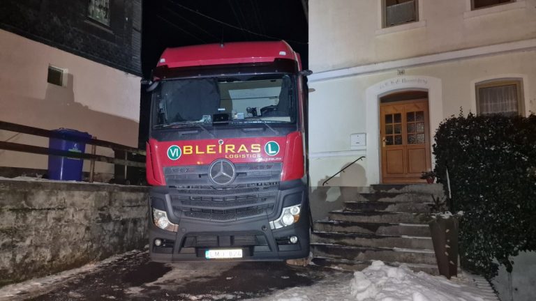 Фура застряла в Германии между домами