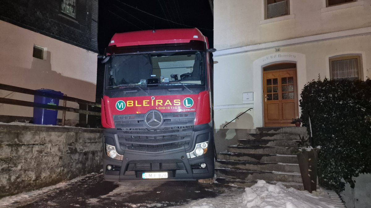 Фура застряла в Германии между домами