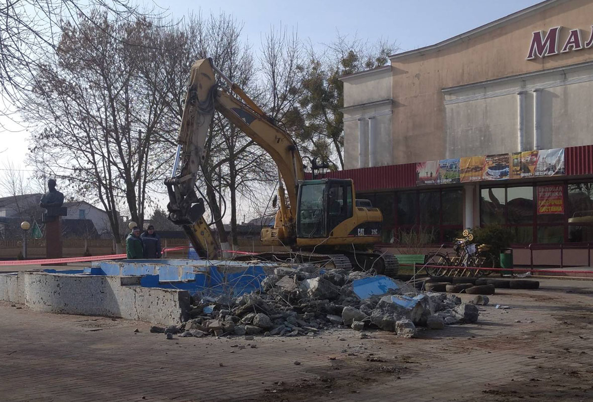 В Ганцевичах Брестской области демонтируют фонтан. Новый построят к областным дожинкам в новом месте.