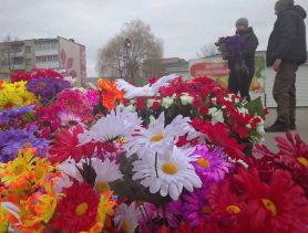 В Беларуси рынки и кладбища утопают в искусственных цветах: это опасно для здоровья