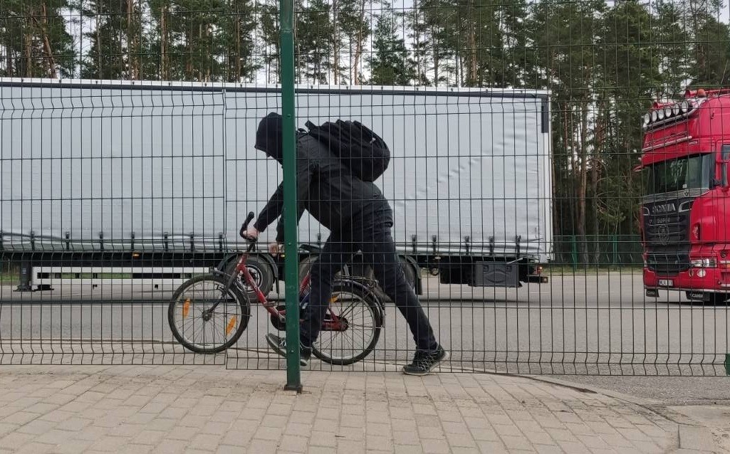 Велосипедист переходит литовскую границу
