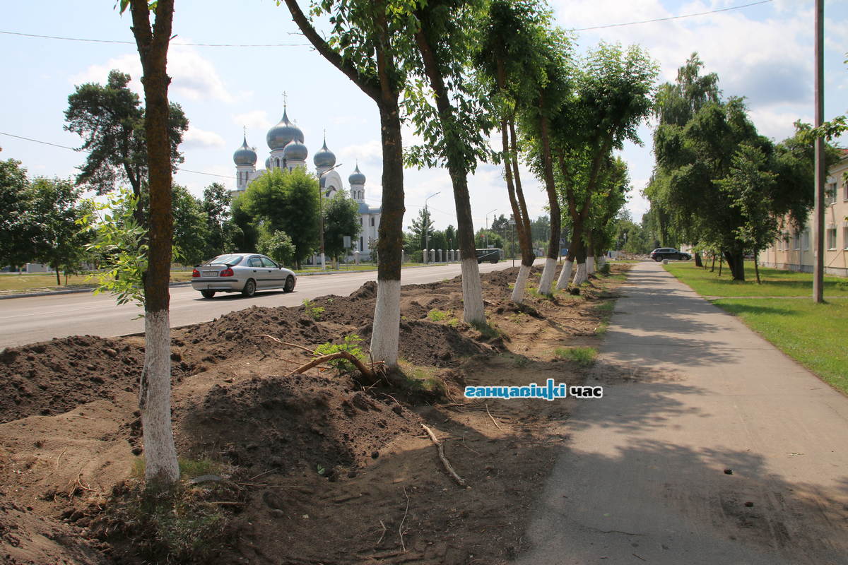 Тротуары обновляют не только в центре Ганцевичей / Ремонтные работы у перекрестка с улицей Монтажников / фото: Сергей Багров