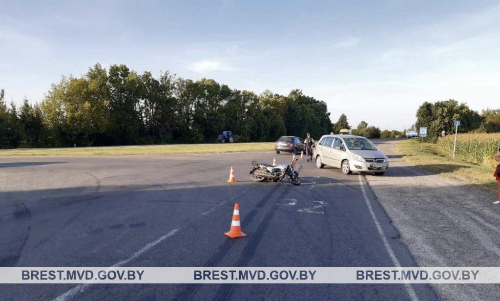 Мотоциклист не поделил дорогу с автомобилем на трассе в Брестской области