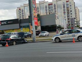 В Бресте Фольксваген врезался столб, а водитель исчез
