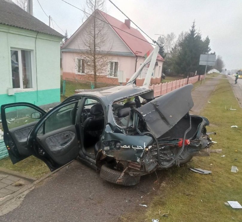 Машина разгромлена, столб повален