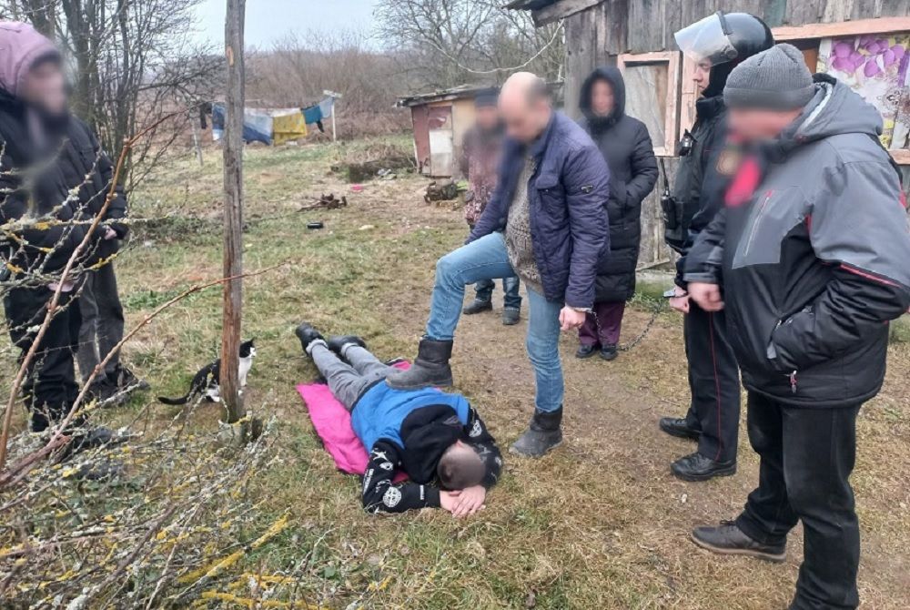 Избивал собственную бабушку ногами