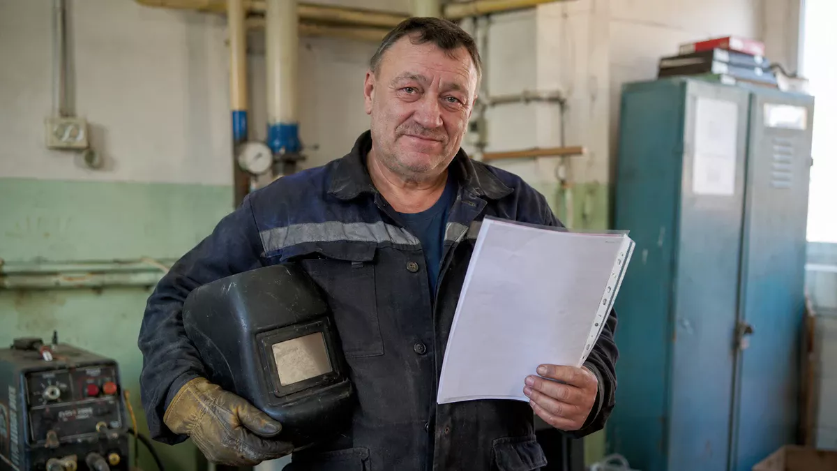 Электрогазосварщик добился включения спорного периода работы во вредных условиях в льготный стаж и смог оформить досрочную пенсию. Фото иллюстративное и создано ИИ