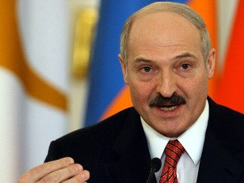 Лукашенко: Надо просить людей, пусть отдадут подписи и за альтернативных кандидатов