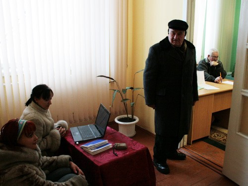 А гэтаму назіральніку нават і сесці няма дзе