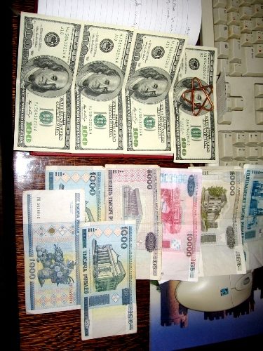 За 1 доллар 6100 белорусских рублей