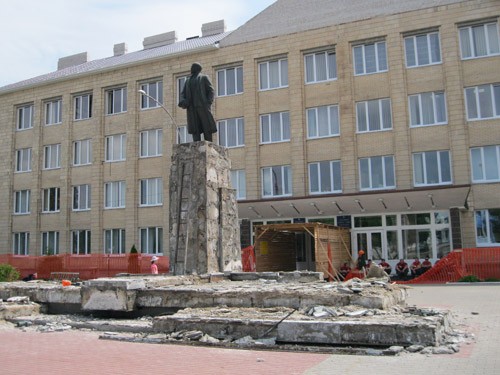 Реставрацию памятника начали во время районного субботника 18 июня.