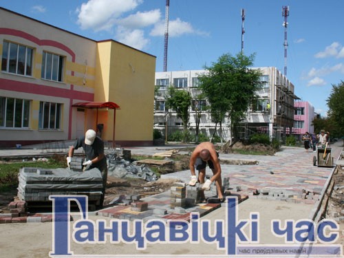 В Ганцевичах активно идет подготовка ко Дню письменности. Проводятся строительное работы по благоустройству города.