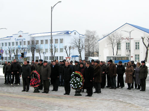 Возложение венков к памятнику погибшим воинам