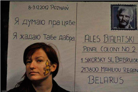 Актывістка з Познані дэманструе сваю салідарнасць з Алесем Бяляцкім праз удзел у спецыяльнай фотаакцыі