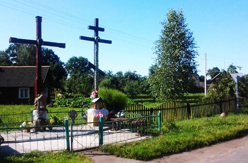 При въезде в каждую деревню на западе Беларуси можно встретить католический и православный крест