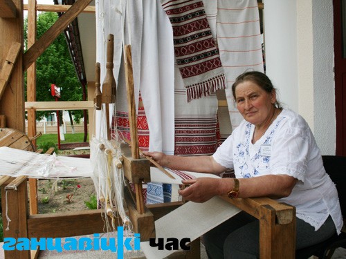 Ніна Казак, майстрыха з в. Хатынічы, запрашала ўсіх жадаючых паспрабаваць сябе ў ткацкай справе