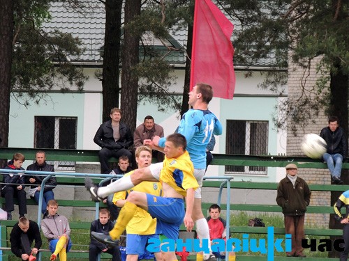 Борьба за верховой мяч в центре поля