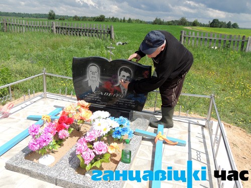 На гэтым помніку на партрэце маладога хлопца, які загінуў у мінулым годзе разам з маці, з’явілася чырвоная пляма, і растлумачыць яе паходжанне ніхто не ў стане