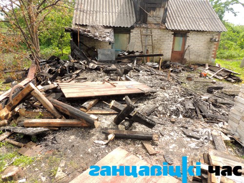После пожара, который возник от разряда молнии, гараж по ул. Некрасова в г. Ганцевичи сгорел дотла
