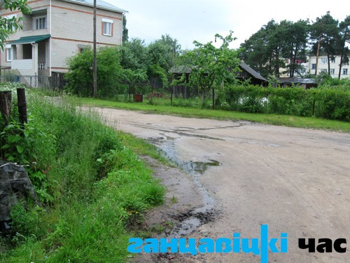 По улице Толстого в городе Ганцевичи из канализационного колодца уже неделю течёт ручей